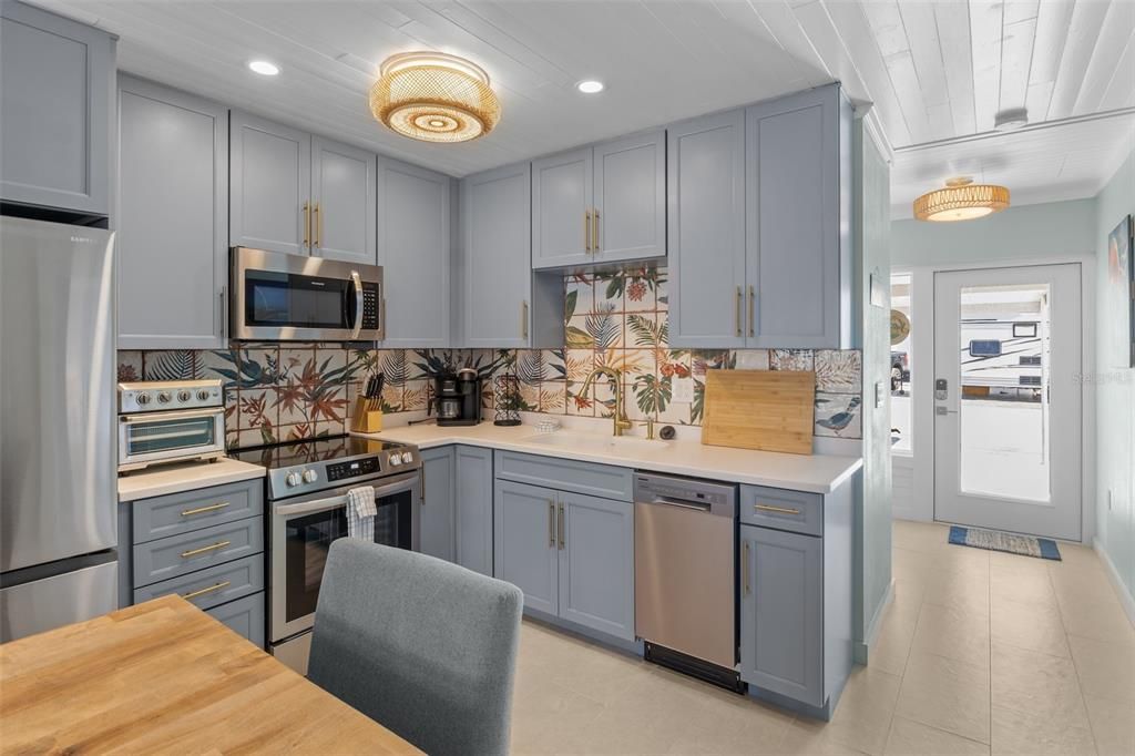 For Sale: $699,000 (2 beds, 2 baths, 978 Square Feet)