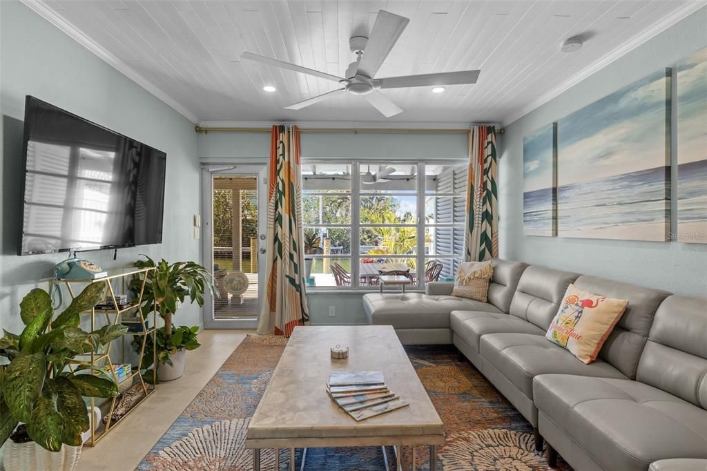 For Sale: $699,000 (2 beds, 2 baths, 978 Square Feet)