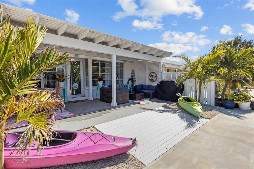 For Sale: $699,000 (2 beds, 2 baths, 978 Square Feet)