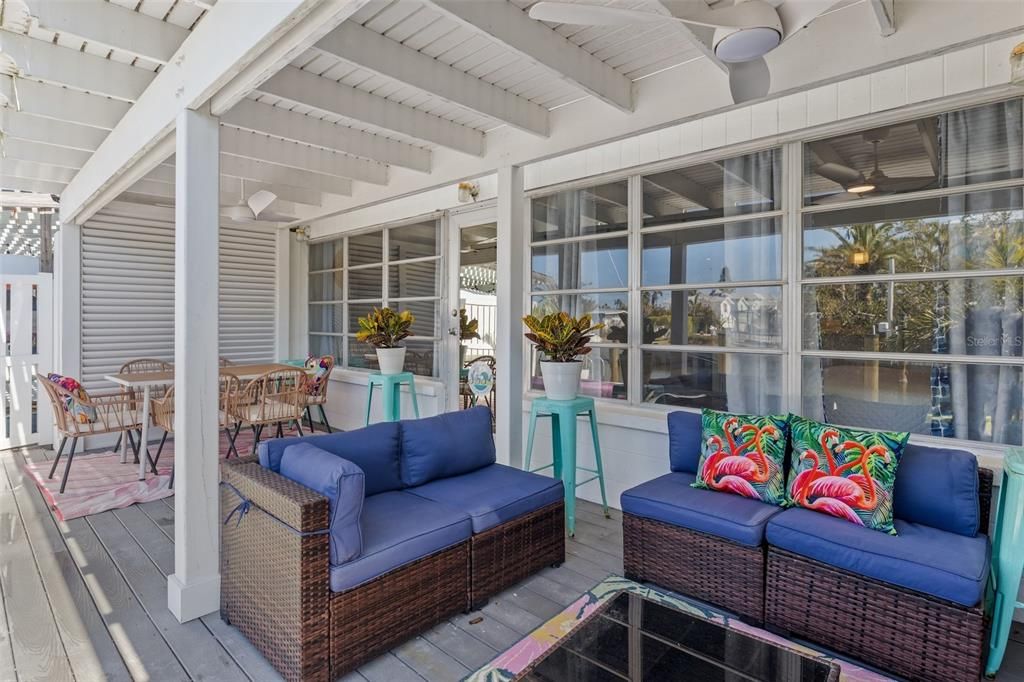 For Sale: $699,000 (2 beds, 2 baths, 978 Square Feet)