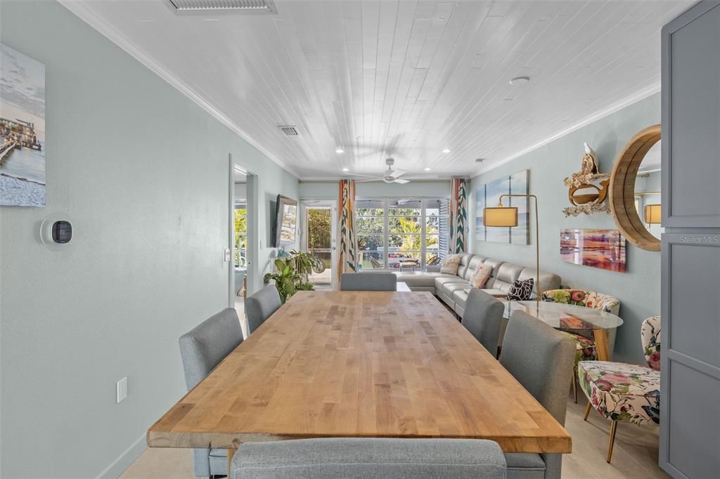 For Sale: $699,000 (2 beds, 2 baths, 978 Square Feet)