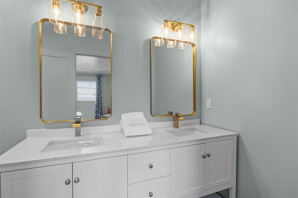 For Sale: $699,000 (2 beds, 2 baths, 978 Square Feet)