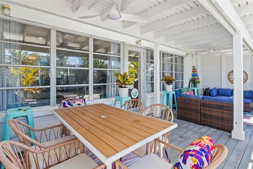 For Sale: $699,000 (2 beds, 2 baths, 978 Square Feet)