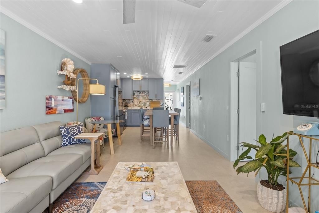 For Sale: $699,000 (2 beds, 2 baths, 978 Square Feet)