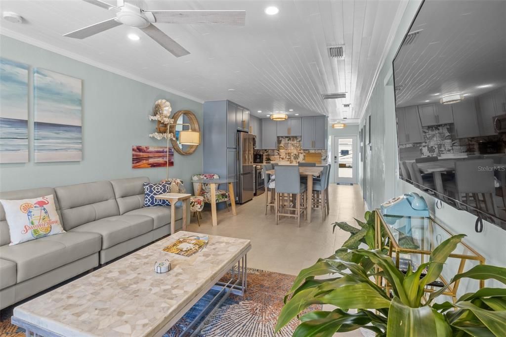 For Sale: $699,000 (2 beds, 2 baths, 978 Square Feet)