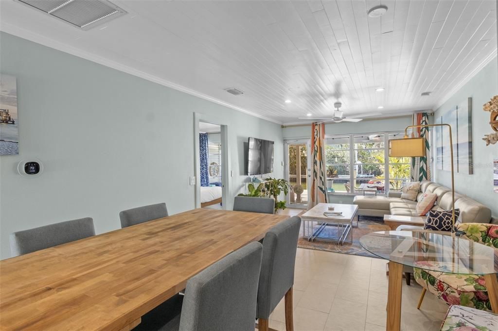 For Sale: $699,000 (2 beds, 2 baths, 978 Square Feet)