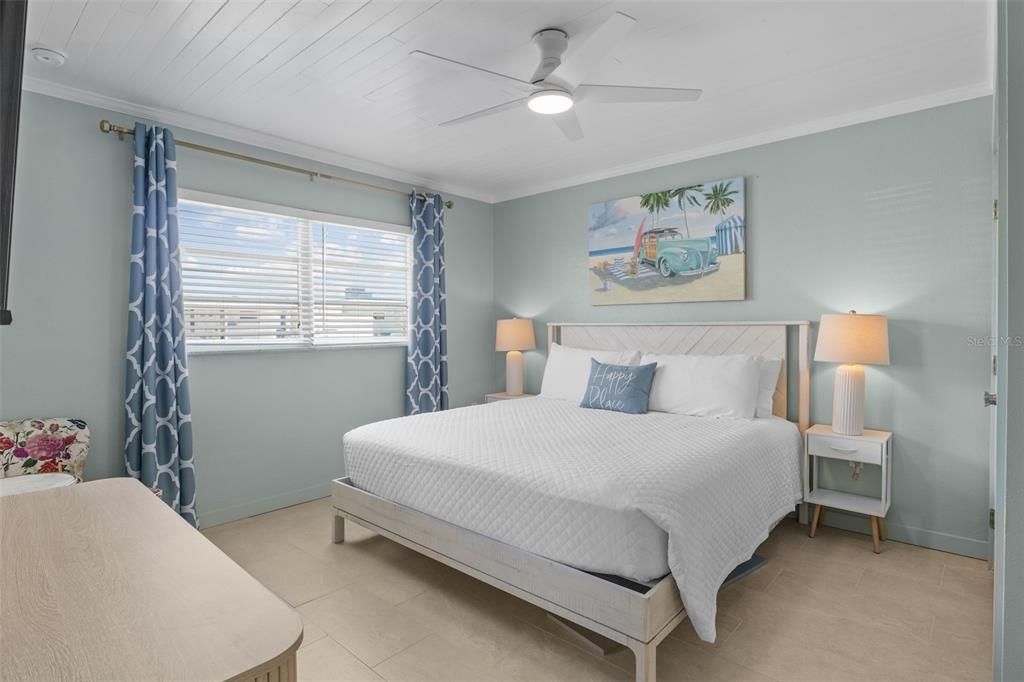 For Sale: $699,000 (2 beds, 2 baths, 978 Square Feet)
