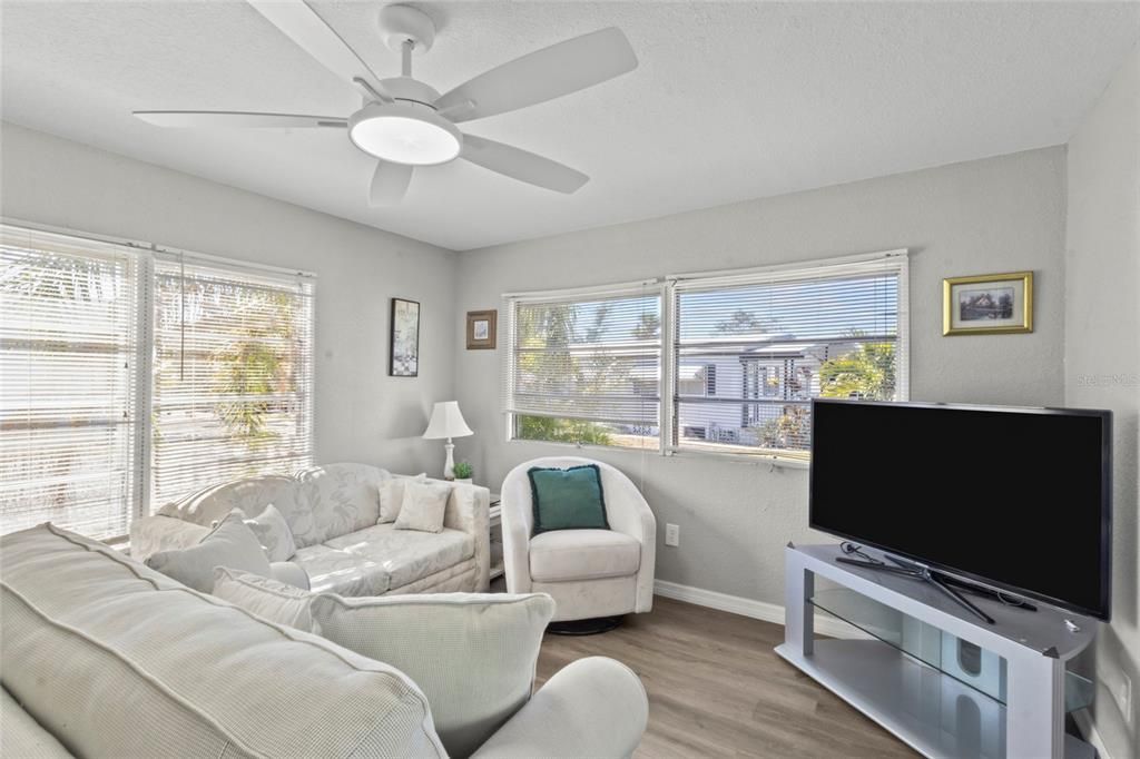 For Sale: $99,900 (1 beds, 1 baths, 480 Square Feet)