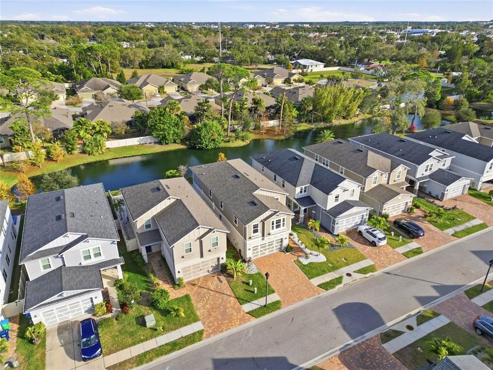 Под контрактом: $749,000 (5 спален, 3 ванн, 3380 Квадратных фут)