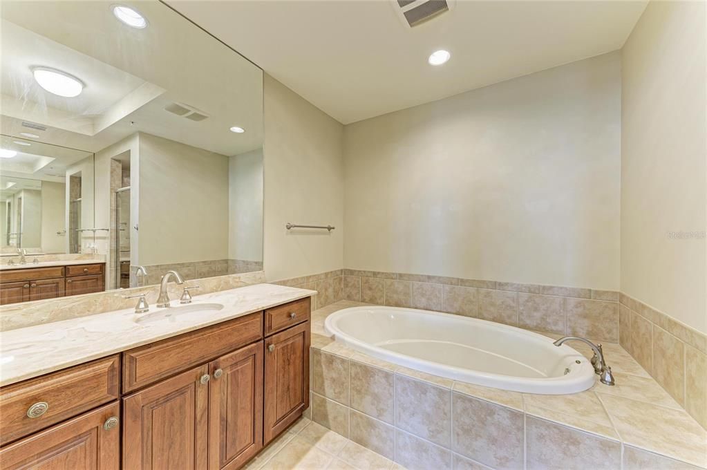 Activo con contrato: $499,000 (2 camas, 2 baños, 2051 Pies cuadrados)