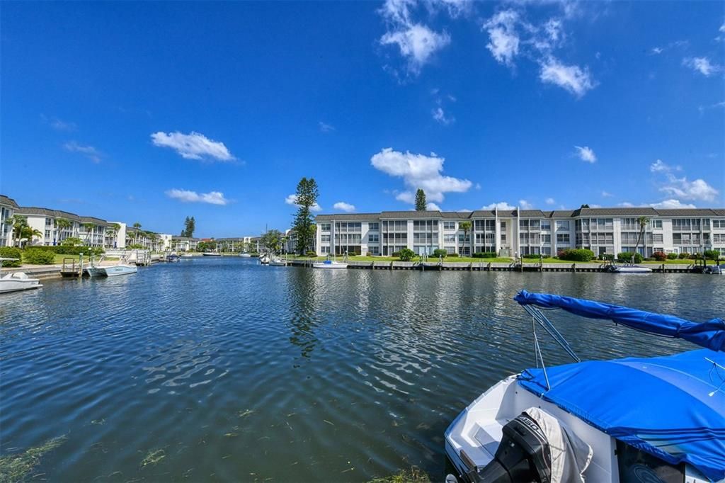 For Sale: $320,000 (1 beds, 1 baths, 747 Square Feet)