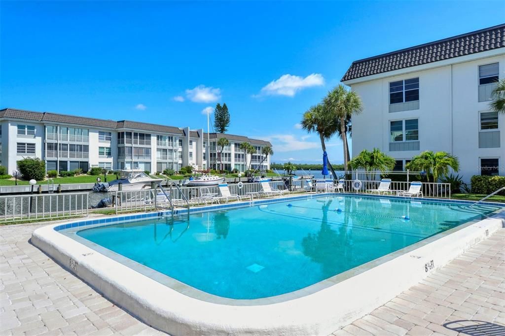 For Sale: $320,000 (1 beds, 1 baths, 747 Square Feet)