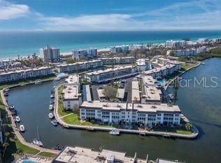 For Sale: $320,000 (1 beds, 1 baths, 747 Square Feet)