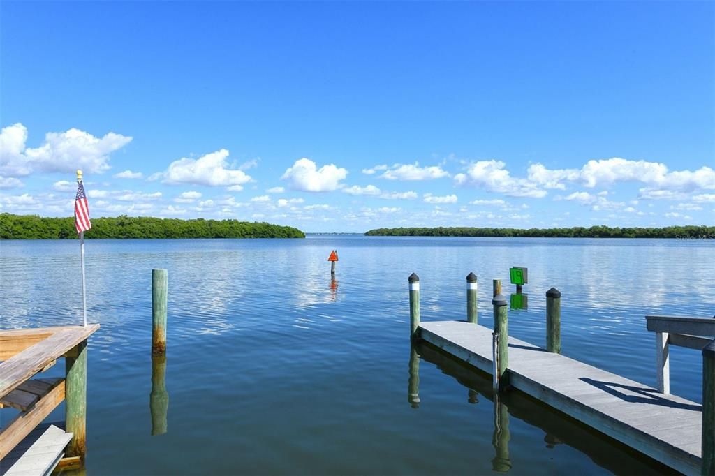 For Sale: $320,000 (1 beds, 1 baths, 747 Square Feet)