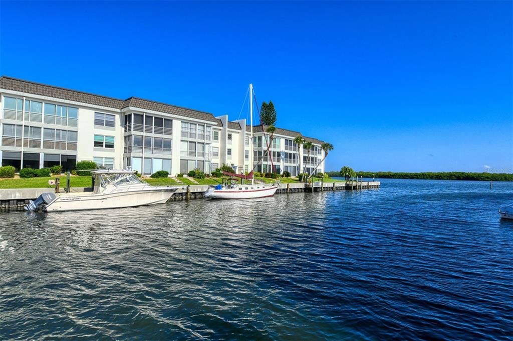 For Sale: $320,000 (1 beds, 1 baths, 747 Square Feet)