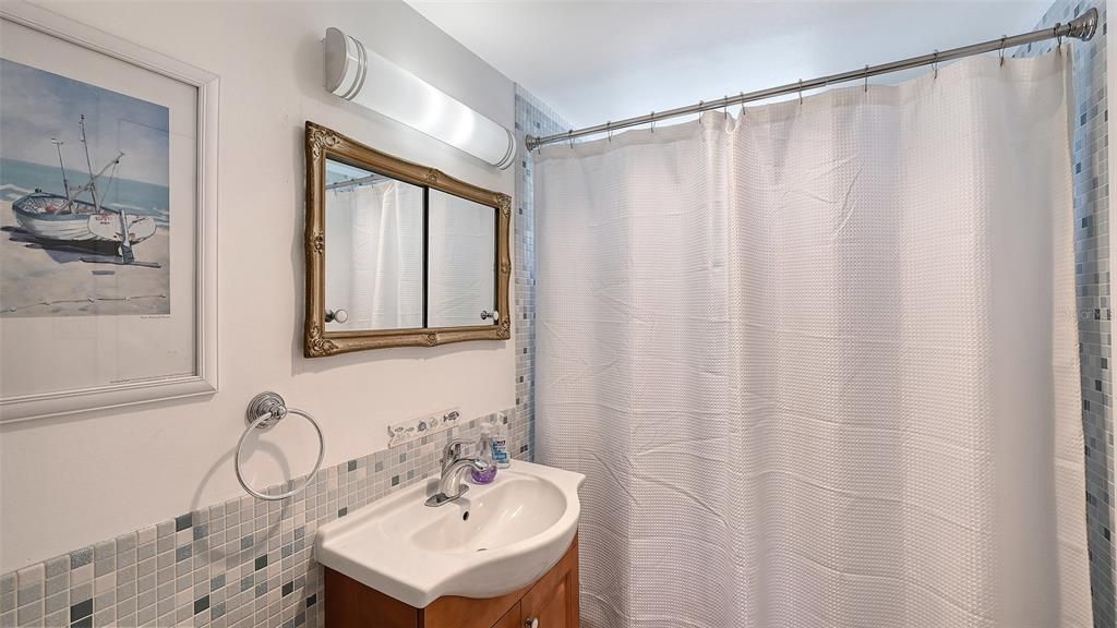 For Sale: $320,000 (1 beds, 1 baths, 747 Square Feet)