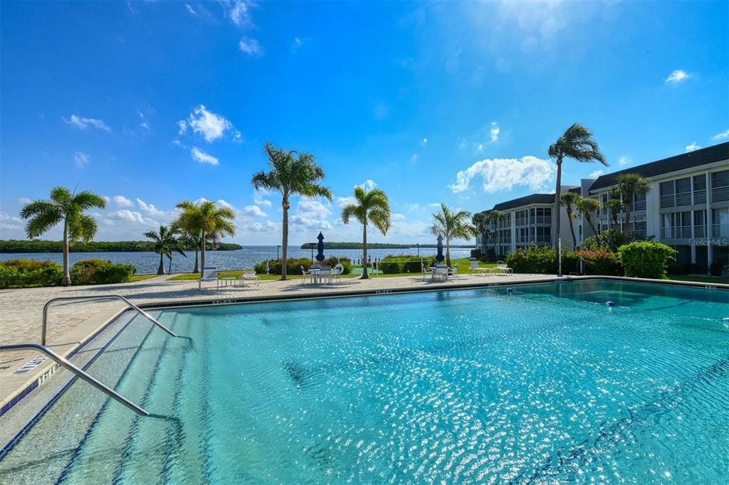 For Sale: $320,000 (1 beds, 1 baths, 747 Square Feet)