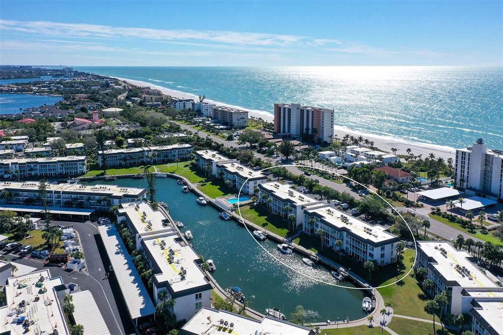 For Sale: $320,000 (1 beds, 1 baths, 747 Square Feet)