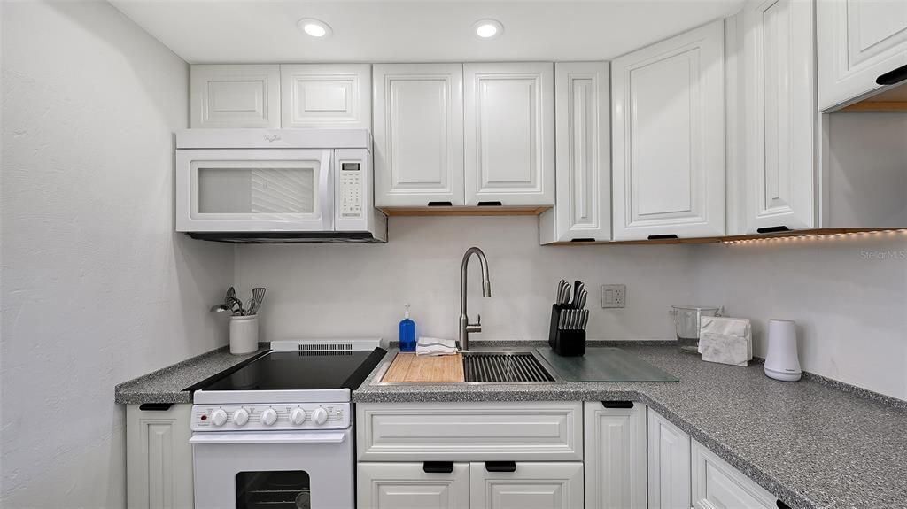 For Sale: $320,000 (1 beds, 1 baths, 747 Square Feet)