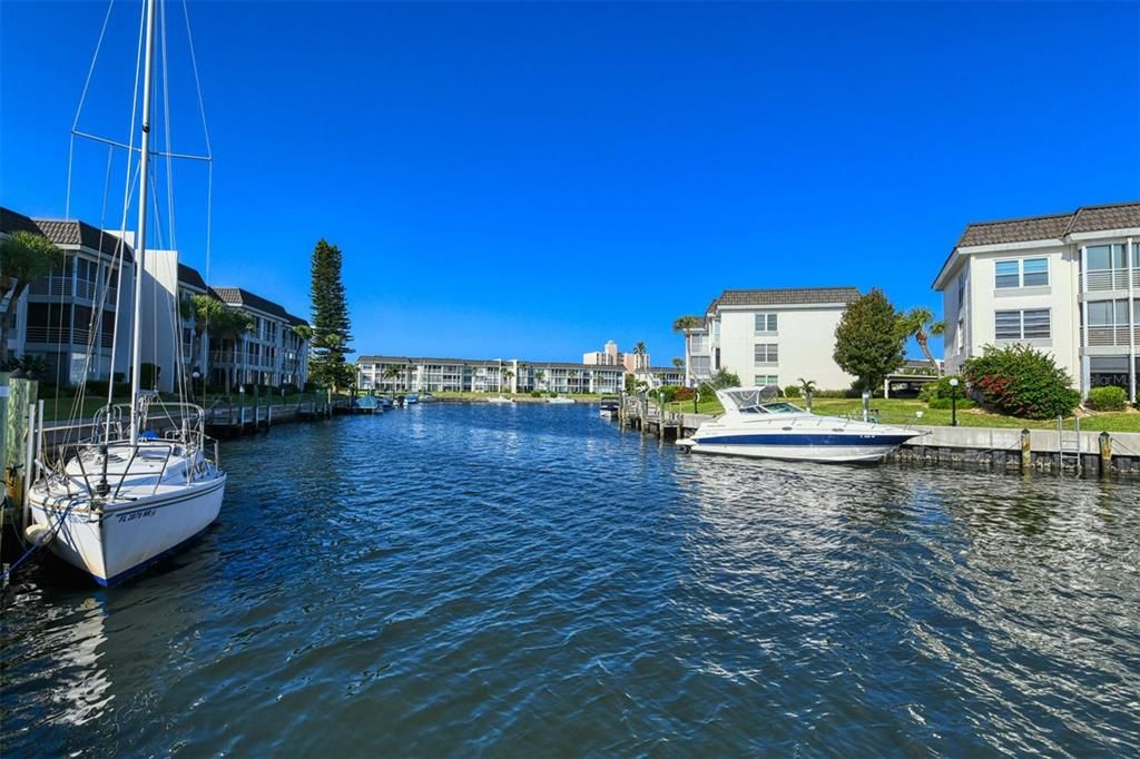 For Sale: $320,000 (1 beds, 1 baths, 747 Square Feet)