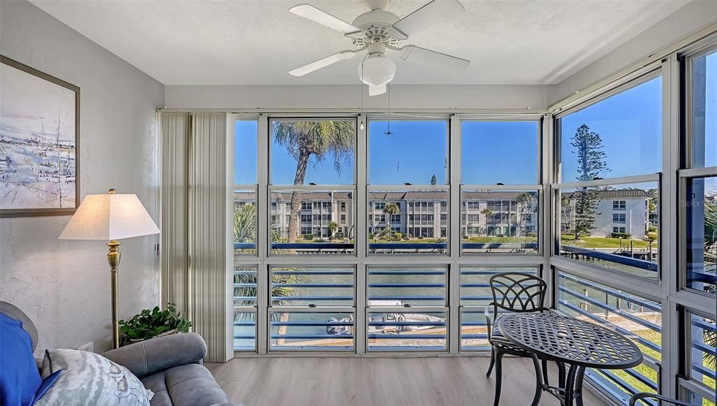 For Sale: $320,000 (1 beds, 1 baths, 747 Square Feet)