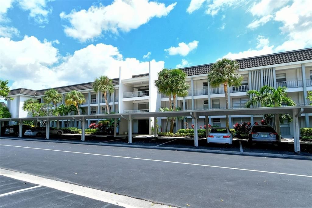 For Sale: $320,000 (1 beds, 1 baths, 747 Square Feet)