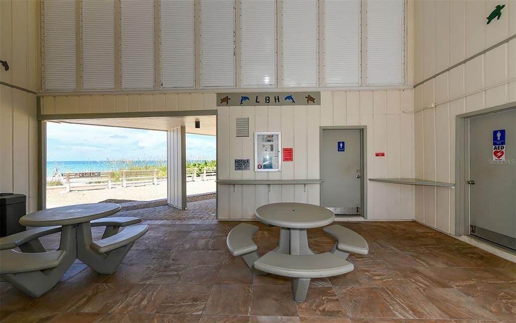 For Sale: $320,000 (1 beds, 1 baths, 747 Square Feet)