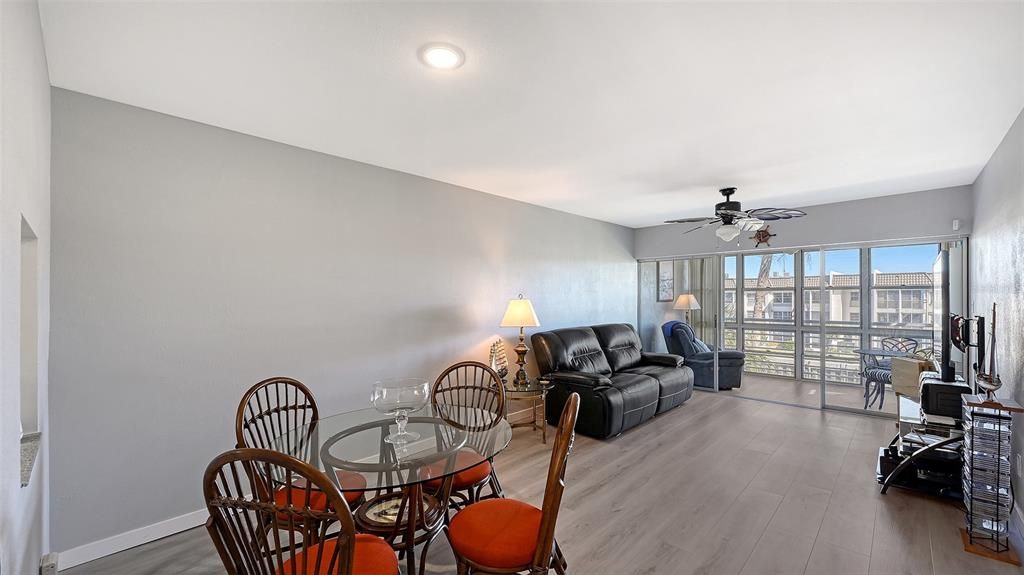 For Sale: $320,000 (1 beds, 1 baths, 747 Square Feet)