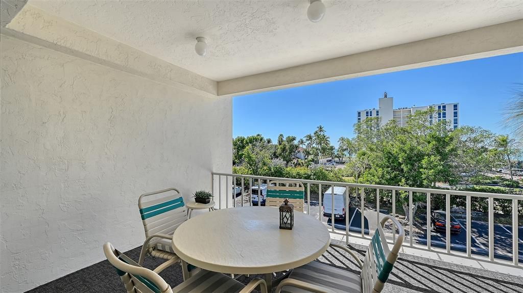 For Sale: $320,000 (1 beds, 1 baths, 747 Square Feet)