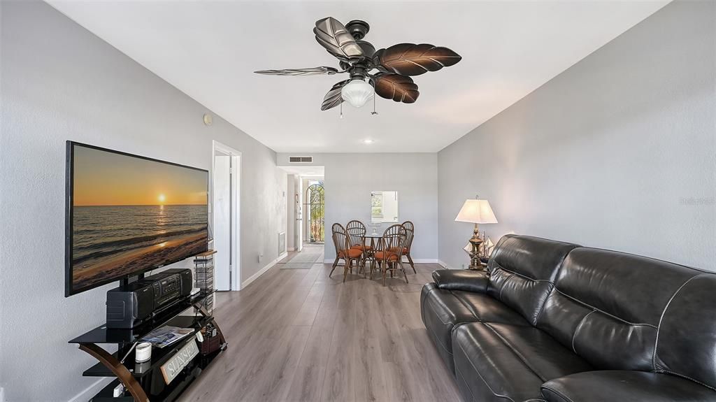 For Sale: $320,000 (1 beds, 1 baths, 747 Square Feet)