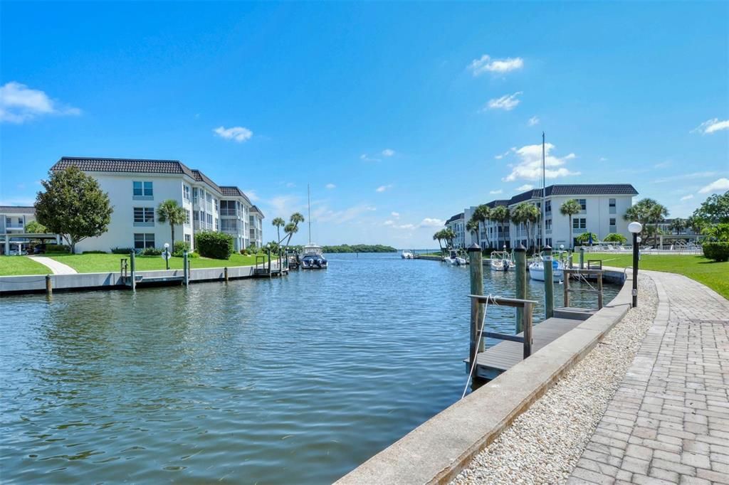 For Sale: $320,000 (1 beds, 1 baths, 747 Square Feet)