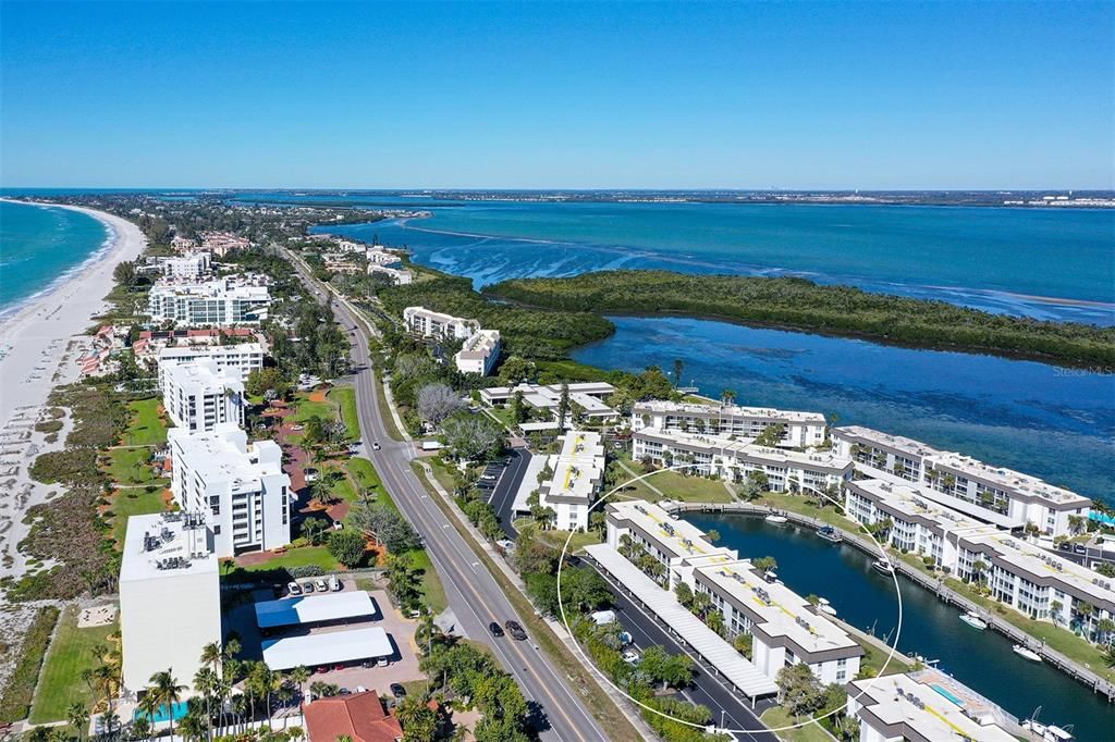 For Sale: $320,000 (1 beds, 1 baths, 747 Square Feet)