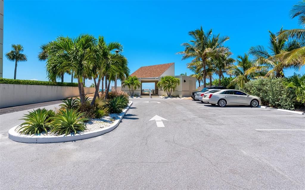 For Sale: $320,000 (1 beds, 1 baths, 747 Square Feet)
