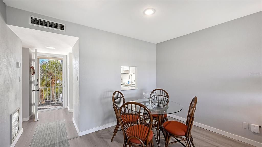 For Sale: $320,000 (1 beds, 1 baths, 747 Square Feet)