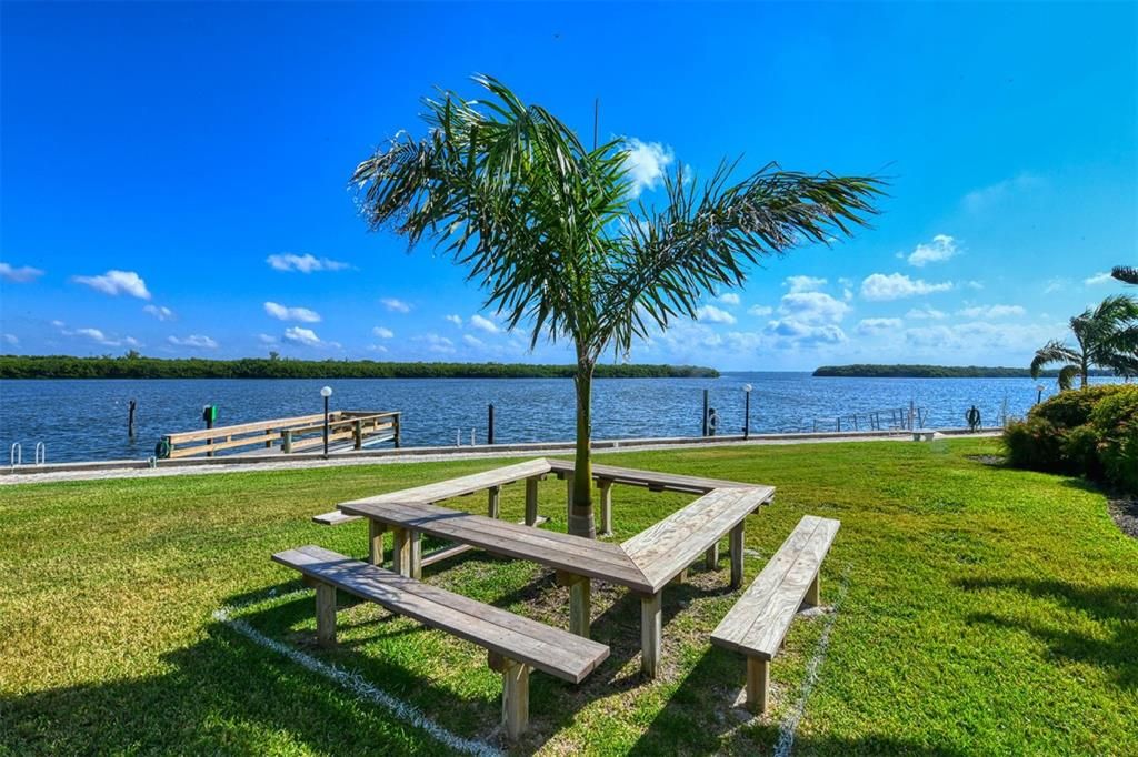 For Sale: $320,000 (1 beds, 1 baths, 747 Square Feet)