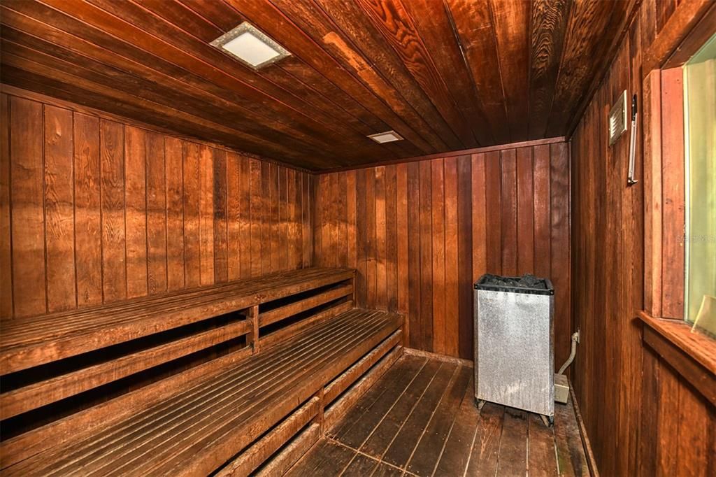 For Sale: $320,000 (1 beds, 1 baths, 747 Square Feet)
