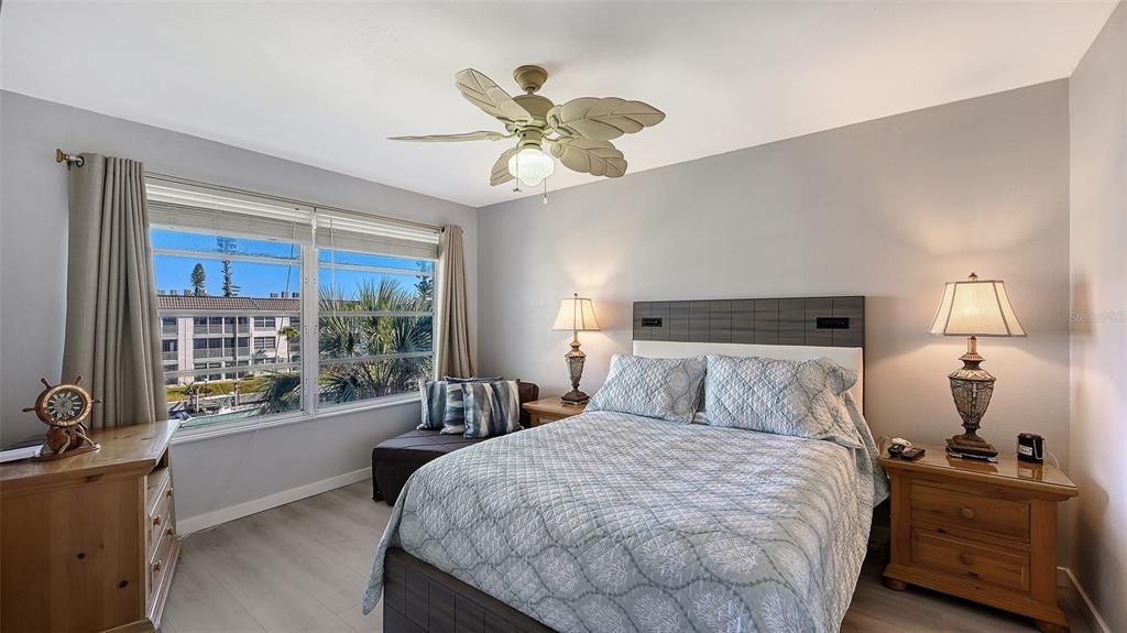For Sale: $320,000 (1 beds, 1 baths, 747 Square Feet)