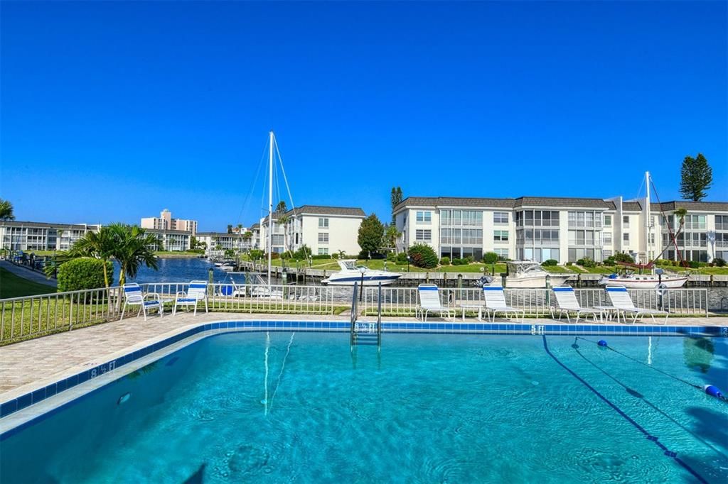 For Sale: $320,000 (1 beds, 1 baths, 747 Square Feet)