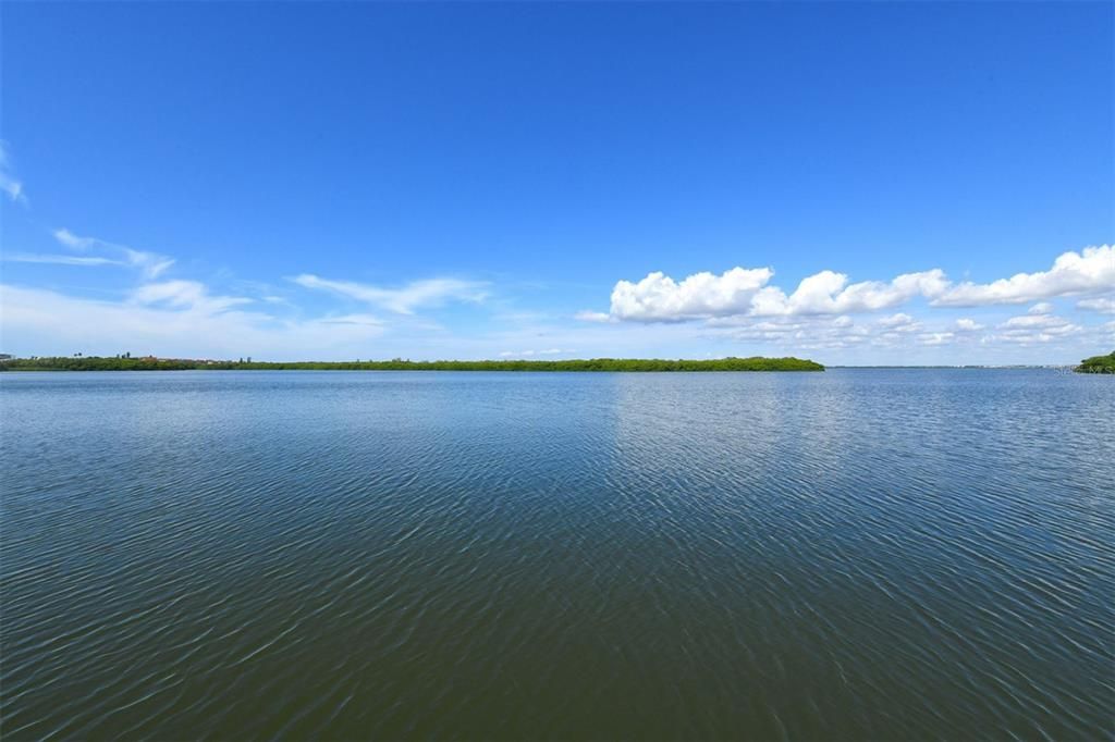 For Sale: $320,000 (1 beds, 1 baths, 747 Square Feet)