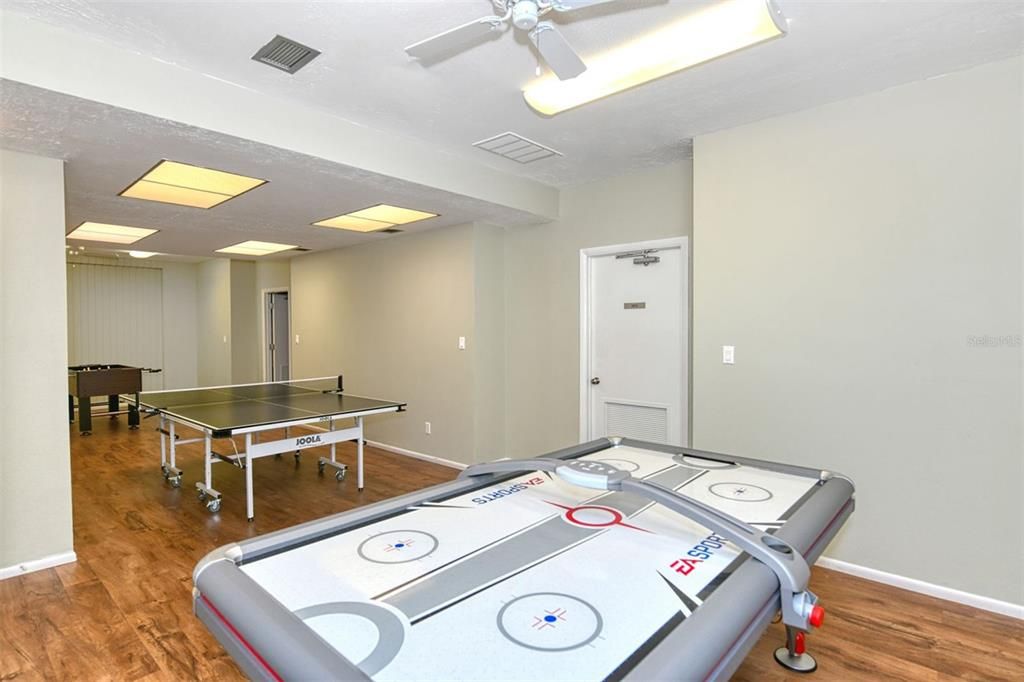 For Sale: $320,000 (1 beds, 1 baths, 747 Square Feet)