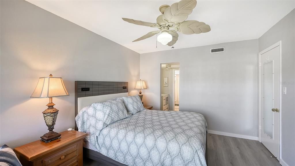 For Sale: $320,000 (1 beds, 1 baths, 747 Square Feet)