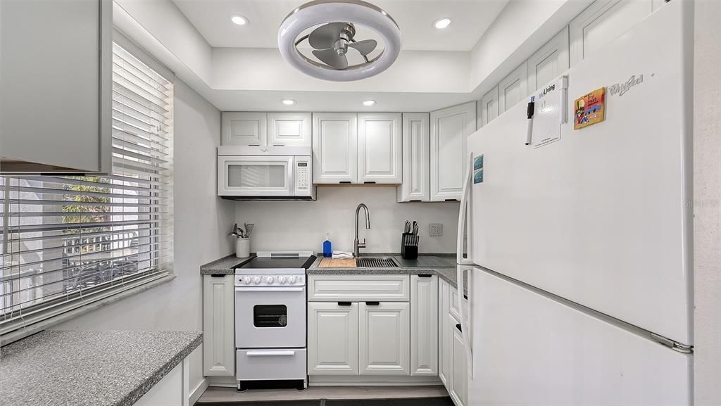 For Sale: $320,000 (1 beds, 1 baths, 747 Square Feet)