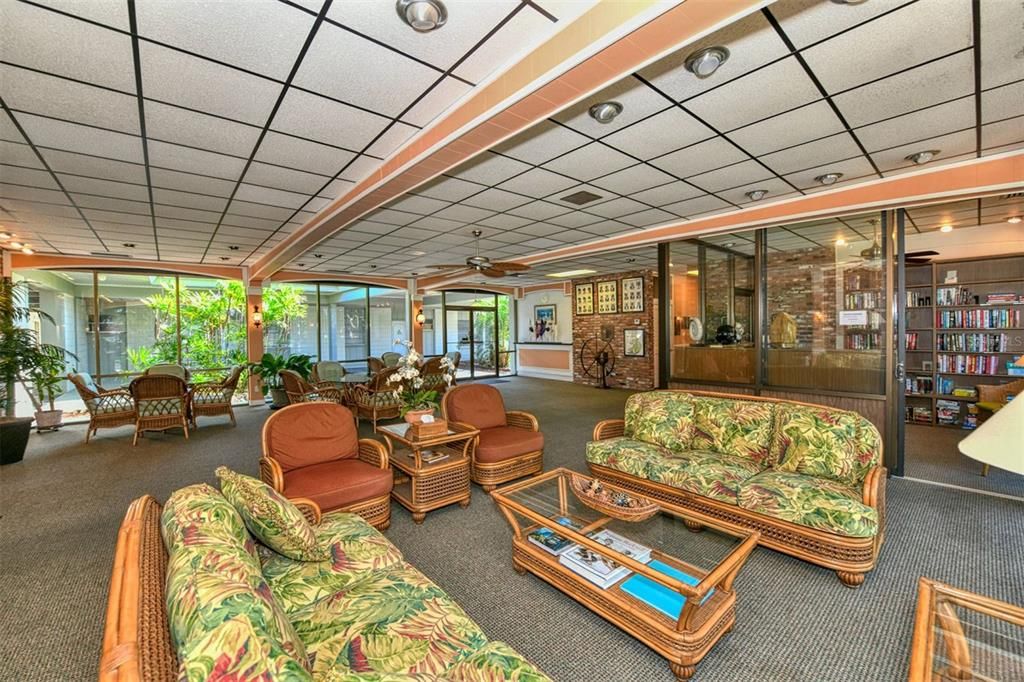 For Sale: $320,000 (1 beds, 1 baths, 747 Square Feet)