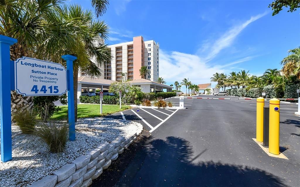 For Sale: $320,000 (1 beds, 1 baths, 747 Square Feet)