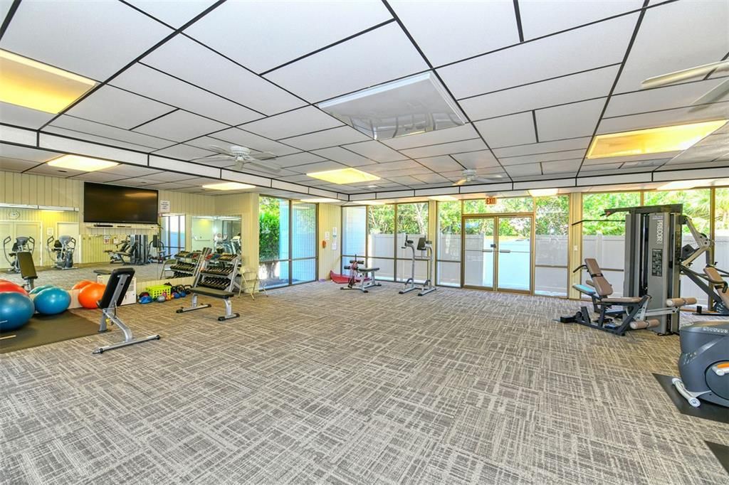 For Sale: $320,000 (1 beds, 1 baths, 747 Square Feet)