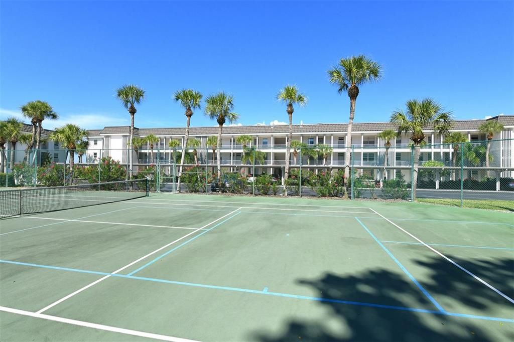 For Sale: $320,000 (1 beds, 1 baths, 747 Square Feet)