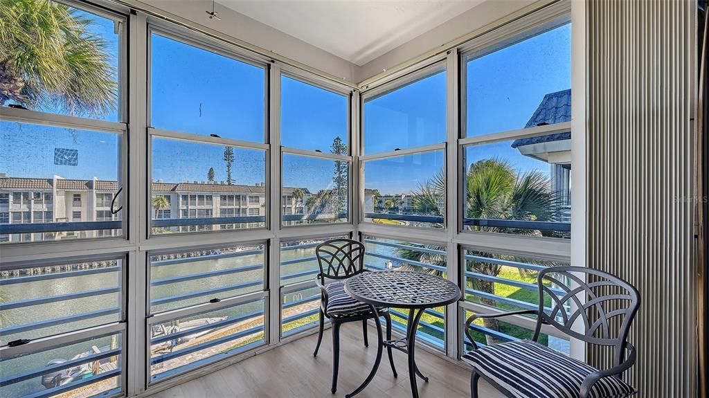 For Sale: $320,000 (1 beds, 1 baths, 747 Square Feet)