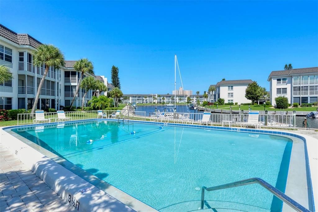 For Sale: $320,000 (1 beds, 1 baths, 747 Square Feet)
