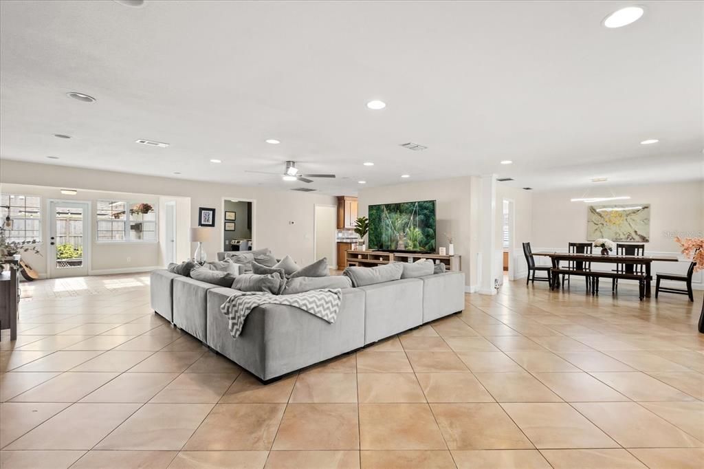 Activo con contrato: $849,000 (4 camas, 4 baños, 2995 Pies cuadrados)