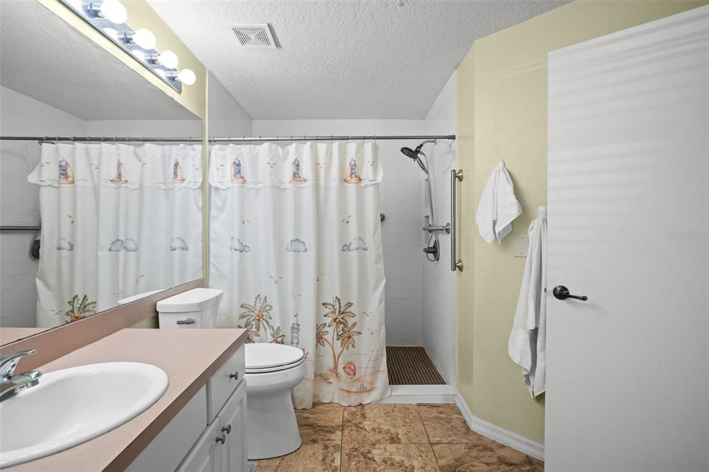Active With Contract: $165,000 (3 beds, 2 baths, 1362 Square Feet)